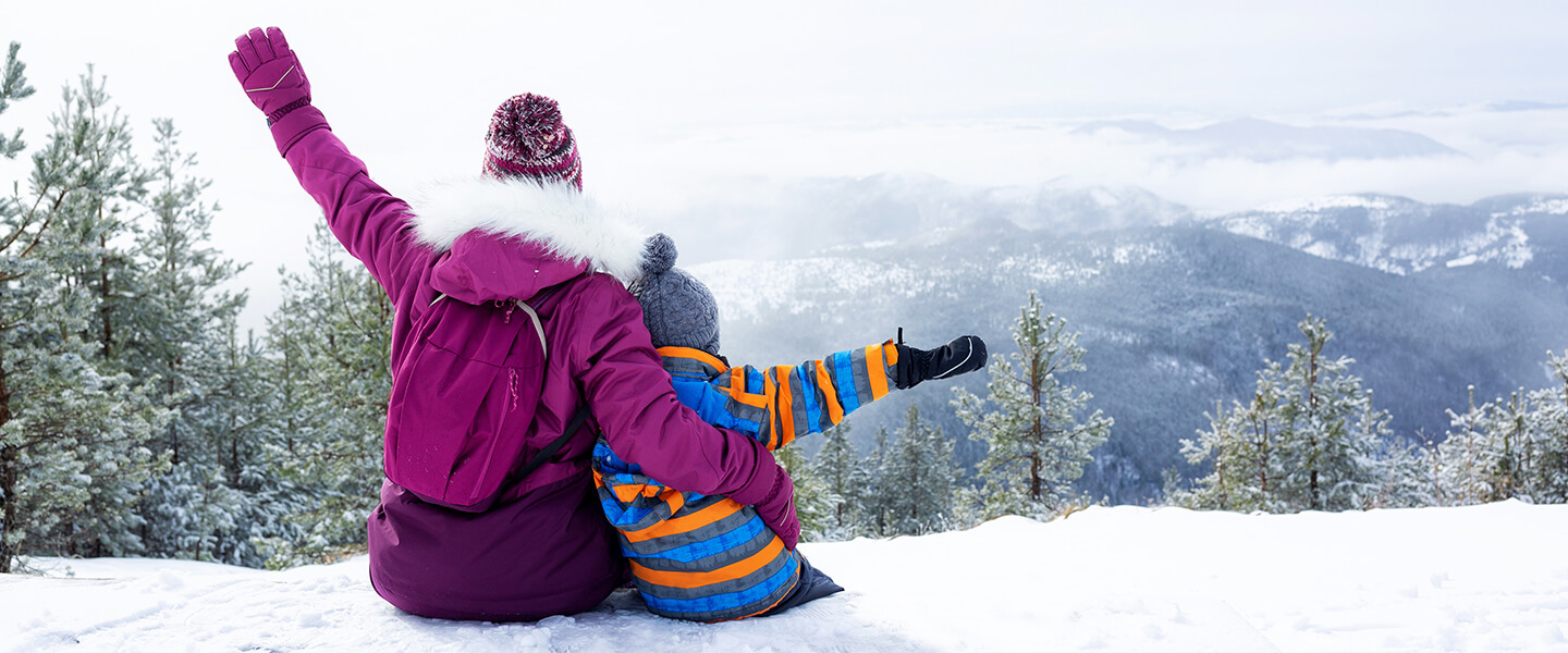 Vacances à la montagne en famille à la neige
