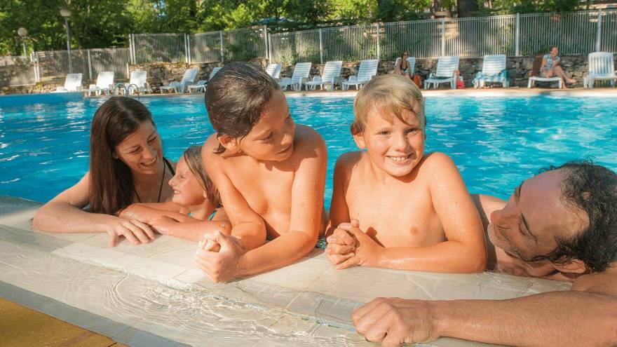 Famille à la Piscine du VTF Joyeuse