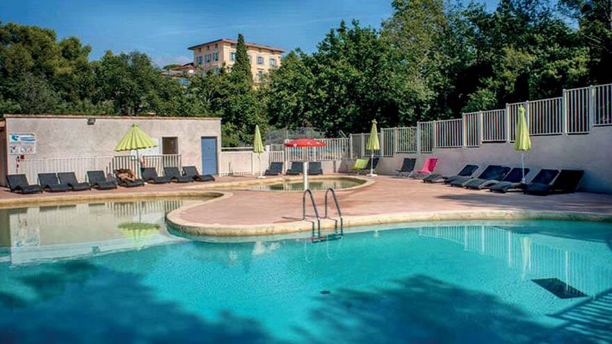 Piscine d'été village vacances