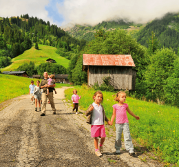 Club enfant promenade avec animateurs