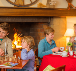 Détente au coin du feu en hiver