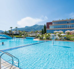 Grande piscine au Village Loano 2
