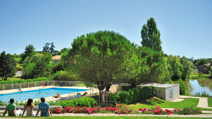 Parc avec psicine et étang vacances en Dordogne