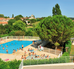 Piscine d'été en famille