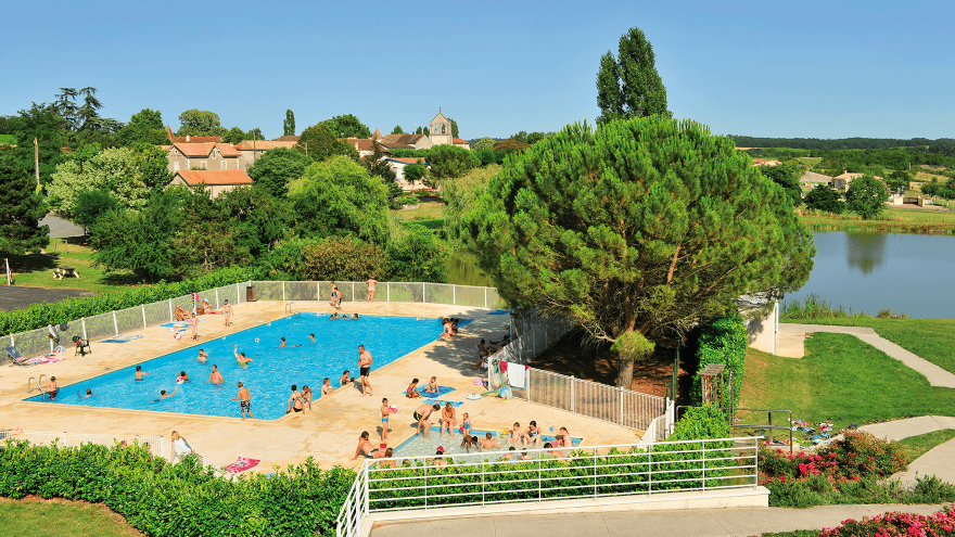 Piscine d'été en famille