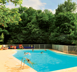 Piscine en vacances d'été en famille